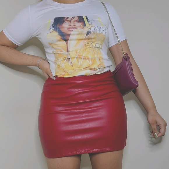 AKIRA Tops - 💎Rihanna Tee💎